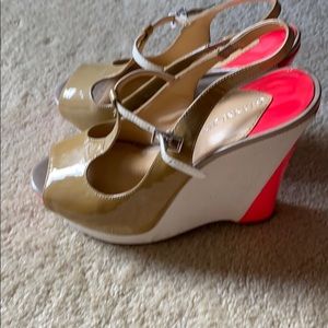 Super cute Wedge for summer!